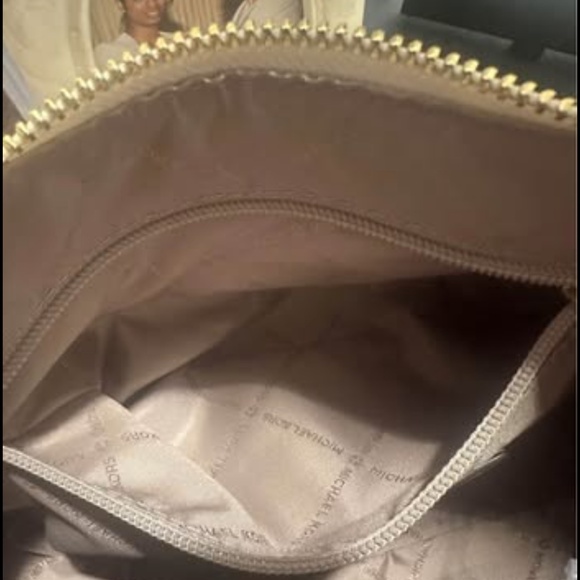 Michael Kors Lucinda Leather Shoulder Medium Handbag in Cream. - Picture 8 of 8